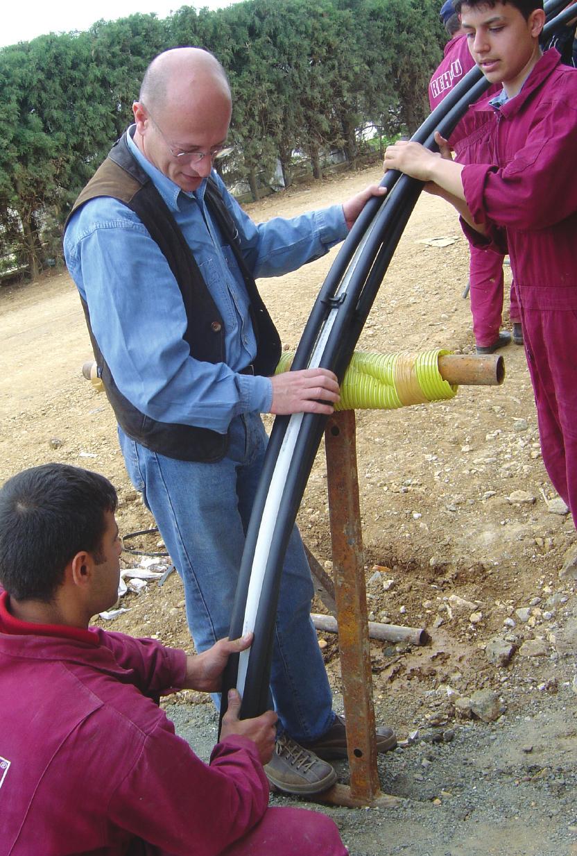 Is pompas sistemlerinde sekonder devrede düﬂük s cakl kta çal ﬂan s tma sistemi ile birlikte s cak su temini için, serpantinli veya plakal eﬂanjörlü boyler da ba lanmaktad r.