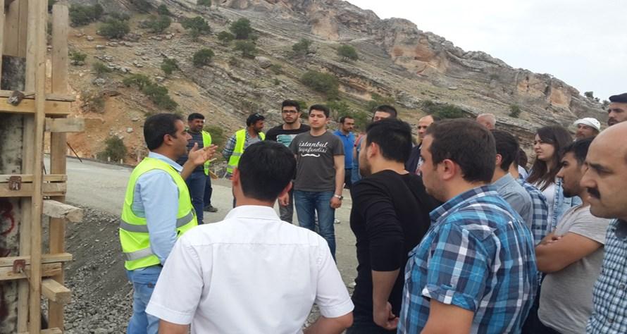 Teknik Geziler Ardıl Barajı na Teknik Gezi Fakültemiz İnşaat Mühendisliği Bölümü öğretim üyesi Doç. Dr. Mehmet ÜNSAL tarafından organize edilen gezi DSİ 20.