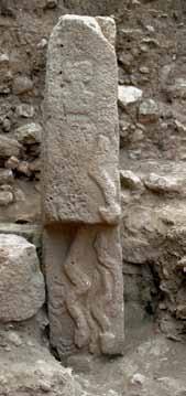 Şanlıurfa Müzesi Göbekli Tepe deki P30 numaralı dikilitaş üzerinde yılan motifleri ve H sembolü dikkati çekiyor.