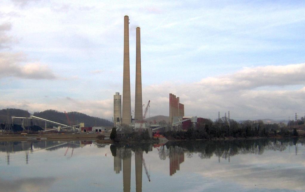 Aşağıdaki resimde Amerikan Tennessee Valley Authority TVA tarafından işletilen ve Watts Bar Gölü (Watts Bar Lake) kıyısında kurulu olan Kingston kömür yakan güç santrali görüntülenmektedir.
