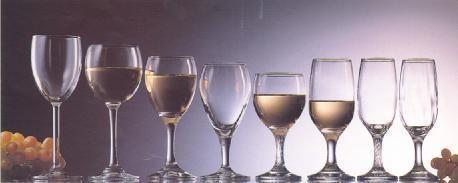 Kırmızı şarap bardağında olduğu gibi porsiyon olarak servis edilen şarabın ısısını değiştirmeyecek şekilde ve