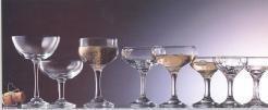 Köpüklü şarap veya şampanyanın köpürmesinden dolayı prensip olarak uzun gövdeli bardaklar tercih edilir.