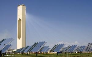 Solar Güç Kulesi Güç Kulesi sistemi geniş bir alana yayılmış aynalar yardımıyla güneş ışığını aynaların ortasında bulunan bir kulenin tepesindeki alıcının üzerinde yoğunlaştırır.
