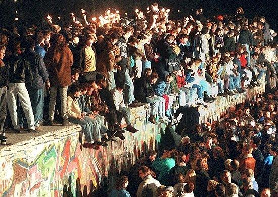 Küreselleşmenin başlangıcı 1989 de Berlin Duvarının yıkılması sonucu başlar: serbest dolaşımın başlaması İnsanlar arasındaki