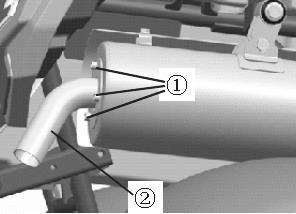 Filtre Elemanının Çıkartılması ve Temizlenmesi; 1. Seleyi çıkarın, 2. Kapak sabitleme yaylarını (1) çıkartın ve hava filtresi üst kapağını (2) kaldırın, 3. Boru bağlantı cıvatasını (3) sökün, 4.