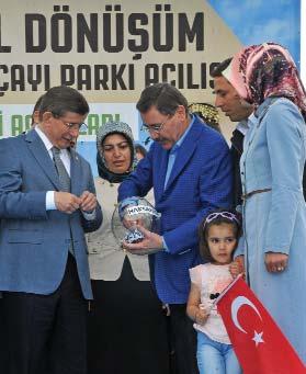 katıldı. Başbakan Davutoğlu ve Başkan Gökçek, Büyükşehir Belediyesi tarafından proje kapsamında yapımı gerçekleştirilen Hatip Çayı Parkı nın da açılış kurdelesini birlikte kesti.