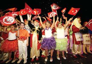 Haber 25 Dünya çocuklarının bayramı: 23 Nisan Seyithan Melih Bingöl Atatürk ün çocuklara armağan etmesinin ardından kısa sürede ünü tüm dünyaya yayılan ve uluslararası bir niteliğe kavuşan 23 Nisan