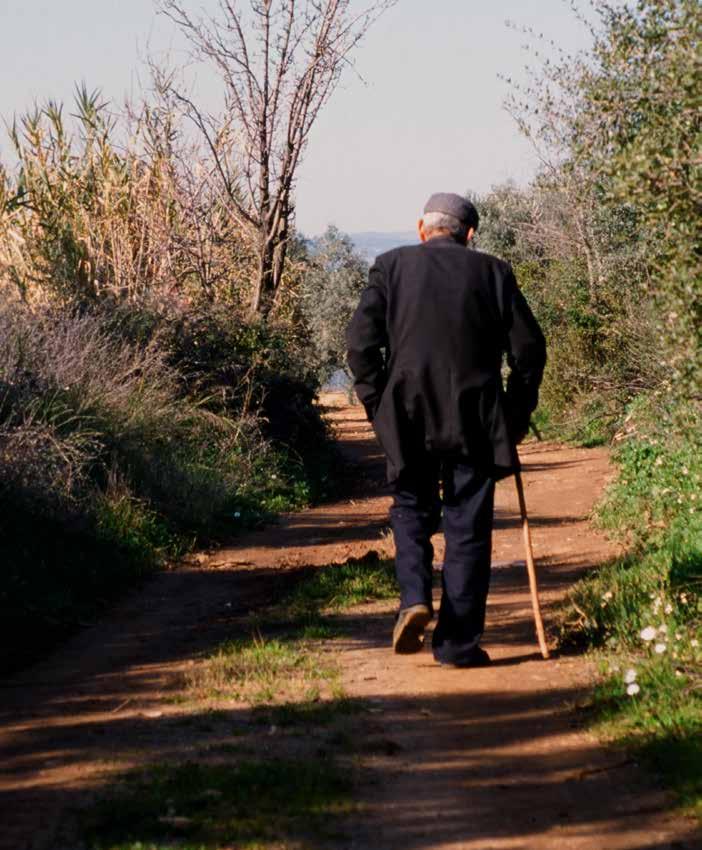 Göç Olgusu ve Ortaya Çıkan Kırsal Yaşlılık Kavramı Türkiye deki kentleşme süreci hızlı bir şekilde devam ederken, kırsalda kalan nüfusun pek çoğu yaşlılardan oluşmaktadır.