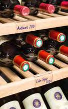 Hareketli yazı etiketi sistemi şarap deposundaki üürnlerin düzenlenmesini ve kolay bulunmasını sağlar.