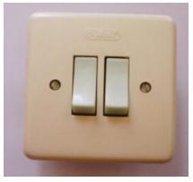 Vaviyen anahtar: Bir lambayı veya lamba grubunu iki ayrı yerden yakıp söndürmeye yarayan anahtardır. Örneğin, iki kapılı salonların, mutfakların vb.