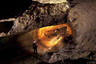 Mağaranın iki doğal girişi Glarner Alpleri'nin eteklerinde yer alıyor. Bunlardan biri deniz seviyesinden 734 metre yükseklikte, diğeri ise 1260 metre yüksekliktedir.