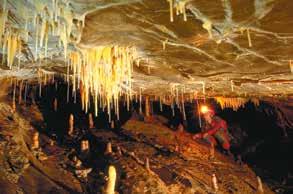 Mağaralardaki ilk aydınlatma sistemi 1905 yılında kuruluyor. Daha sonraki aşamalarda ise merdiven sistemi kurulmaya başlanmış. Burası ikinci dünya savaşı döneminde askeri amaçlı kullanılmış.