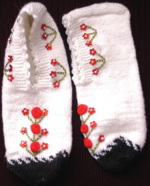 Gündelik çoraplarda tek renkli ajur örgülü süsleme tekniği yaygındır. Gelin damat çoraplarında ise çok renkli desenli örgü ve tığ örgü teknikleri birlikte çorap ve patikleri oluşturmaktadır.