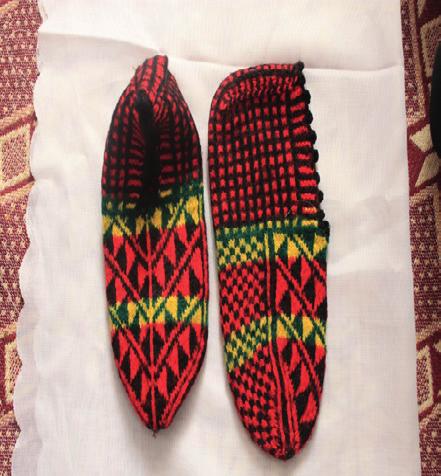 Bu çorap örneğinde olduğu gibi, Anadolu nun özellikle soğuk iklime sahip yaylalarında ve köylerinde yaşayan kesim, el örgüsü çoraplarını iki renk ipliği birbiri içinden yürüterek örmekle hem desenli