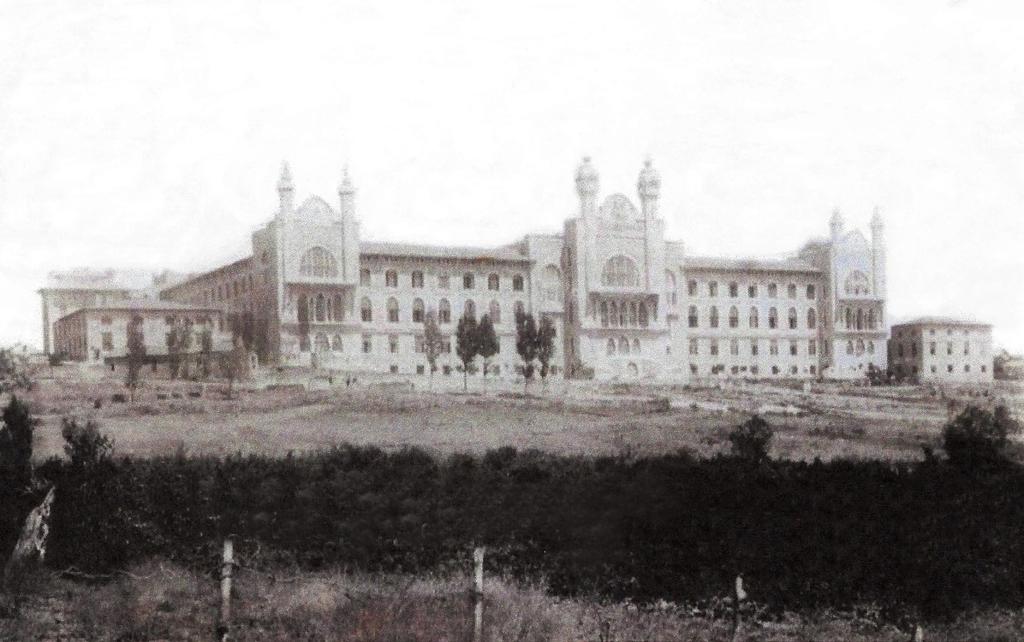Marmara Üniversitesi Haydarpaşa Kampüsü olarak hizmet veren ve görkemli mimarisi ile eken yapının, Sultan II.