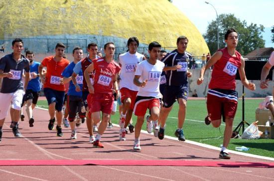 Aday, 350 metrelik sentetik zeminli atletizm pistinde, kulvarsız olarak koşarak 1500 m'yi (4 Tur + 100 m) belirlenen süre