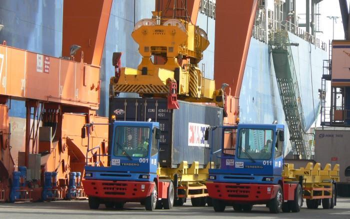 kullanılan ekipmanlardır. YTT (Yard Towing Truck); liman çekicileri, treylere yüklenen konteynerlerin terminal içinde hareketini sağlamaktadır.