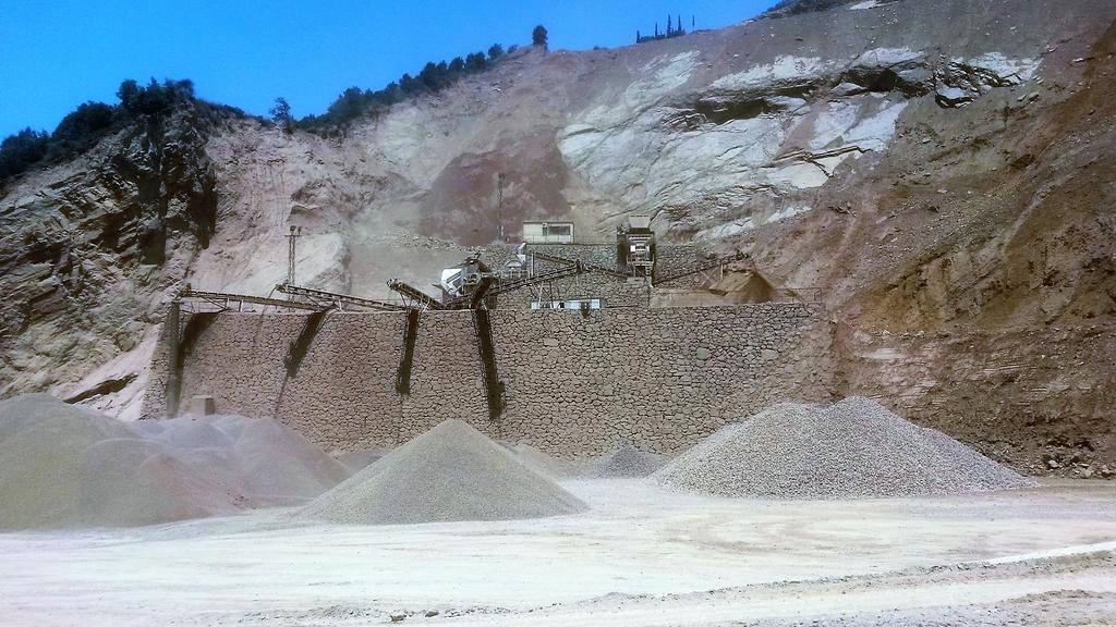 TESİSLERİMİZ TESİSLERİMİZ ERDEM MAKİNA 110 LUK BDK KIRMA ELEME TESİSİ Yazıcılar İnşaat Maden, kurmuş olduğu 110 luk kırma eleme tesisi ve buna bağlı olarak çalışan 1 adet kum makinesi ile birlikte