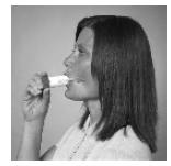 Turbuhalerinizi ağzınızdan uzakta tutunuz. Hafifçe nefes veriniz (rahat olduğunuz şekilde). Turbuhalerinizin içine doğru nefes vermeyiniz. 5. Ağızlığı yavaşça dişlerinizin arasına yerleştiriniz.
