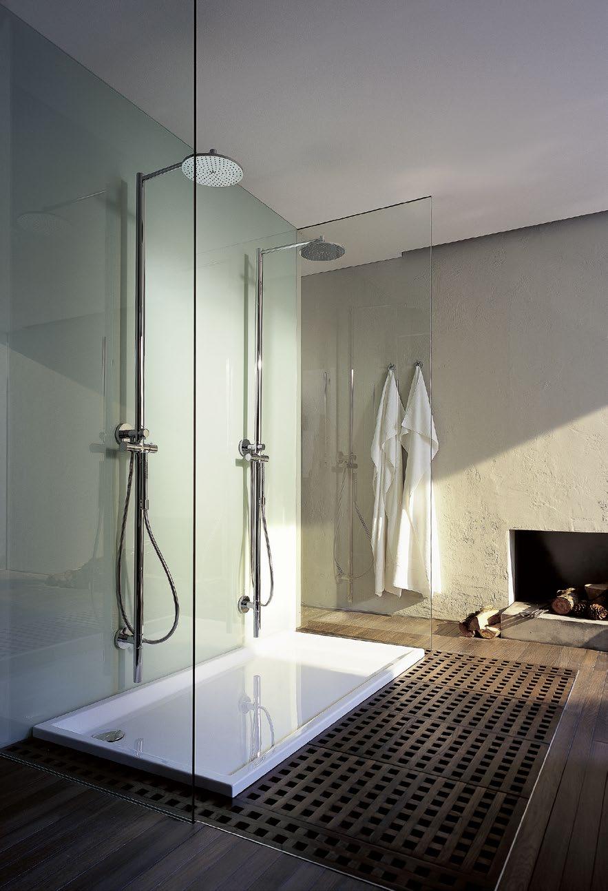 Düz tepe duşu ile duş kolonu minimalizmin