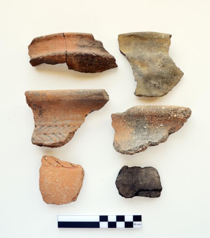 Salih KAYMAKÇI KAREN 2017 / 3 / 4 24 Doğal kaya üzerinde ve üstünde ETÇ ve II. Binyıl ait keramikleri tespit edilmiştir. Yerleşme Giresun-Gümüşhane sınırında olup hâkim bir tepedir.