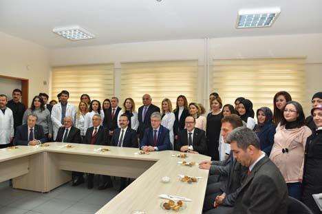 Sekreteri Memet Barış Turabi, Gölcük Belediye Başkanı Mehmet Ellibeş, okul öğretmenleri ve öğrenciler katıldı.