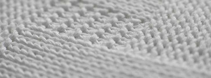 TEKSTIL GRUBU Q 300 HAM KUMAŞ TEMİZLEME SIVISI Sentetik esaslı kumaşlarda çeşitli nedenlerden dolayı kumaşa bulaşan yağ ve kir artıklarının kolayca temizlenmesini sağlayana alkali özellikte