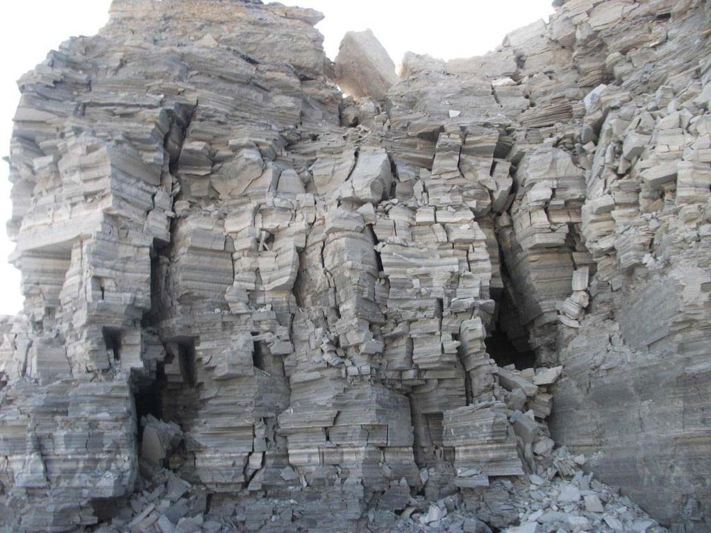 6. İleri derecede fisürlü kaya kütleleri Fisürlü kayaçlar, önemli ölçüde kırılganlığa ve