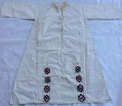 505 Bucak Yöresi Kadın Gömleği (Göyneği): Şekil 6 da belirtilen, Nurdan ERTAŞ a ait, ham renkli keten kumaştan yapılan gömleğin önünde göğüs altına kadar yırtmaç açıklığı