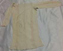 Şekil 6. Kadın gömleği Şekil 7. Desen detayı Şekil 8 de Halil İbrahim ÖLMEZ in koleksiyonuna ait, ham renkte bürümcük kumaştan dikilmiş kadın gömleği bulunmaktadır.