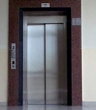 Bir alışveriş merkezinin asansörünü kullanmak isteyen Başak, Derya, Selin ve Okan otoparka gideceklerdir. Asansörün taşıma kapasitesi 330 kg, içeride bulunan kişinin kilosu da 80 kg'dır.