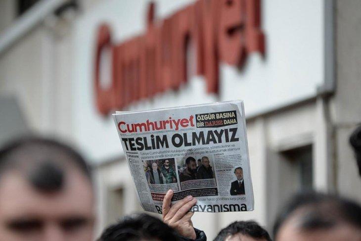 ---------------------------------------------------------------------------------------------------------------- Gazeteciliğin yargılandığı Cumhuriyet davası görüldü Cumhuriyet gazetesinin yayın