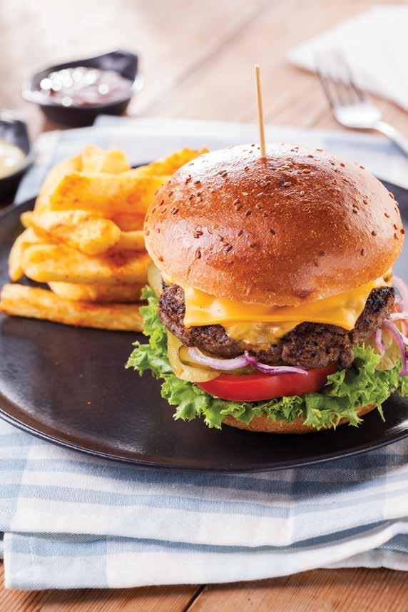 scamorza peyniri, domates, soğan, turşu, suda mozzarella, tatlı-acı sos, ballı hardal sos, barbekü sos, patates kızartması ile CHEESEBURGER El yapımı 160 gr burger köftesi, kıvırcık, domates, soğan,