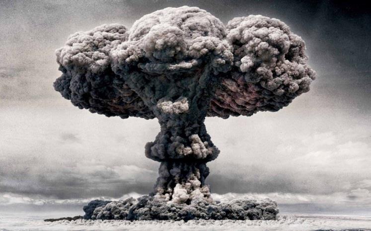 Atom bombası ve barışçı enerji Atom bombasında uranyum ve daha iyisi plutonyum çekirdekleri bölünüyor. Fakat Plütonyum yapay bir element. 1940 yılında Uranyum dan elde edilmiştir. Ne kadar ilginç!