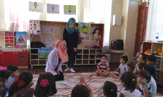Bu 20 öğretmenin çoğunluğu çift dilli (Arapça ve Türkçe) olup, yaz anaokulları programının Suriyeli çocuklara yönelik adapte edilen versiyonu uygulanmıştır.