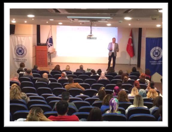 Çocuk Üniversitesi nin İlk Gününde Velilere Oryantasyon Verildi İAÜ Çocuk Üniversitesi 30 Eylül Cumartesi günü İstanbul Aydın Üniversitesi Halit Aydın Kampüsü Florya Yerleşkesi nde başladı.