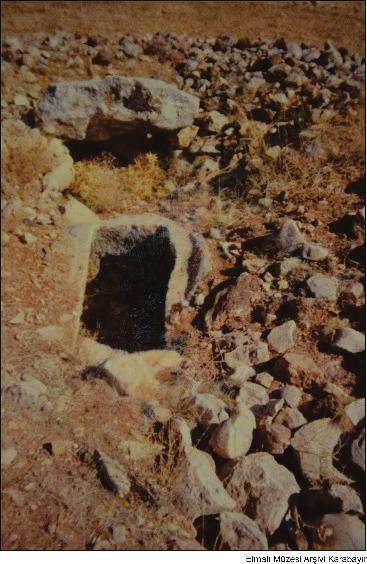 Ayrıca Karabayır Tümülüslerinden birinde bulunan Dinos da yukarıda bahsedildiği gibi, Karaburun ve Uylupınar taş yığma tümülüslerinde olduğu gibi kremasona işaret eder.