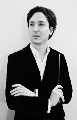 Artun HOINIC (Şef) Artun Hoinic 1985 yılında Ankara da doğdu. İlk müzik eğitimine erken yaşta piyano çalarak başladı. 2003 yılında Bilkent Müzik Lisesi piyano bölümünden mezun oldu.
