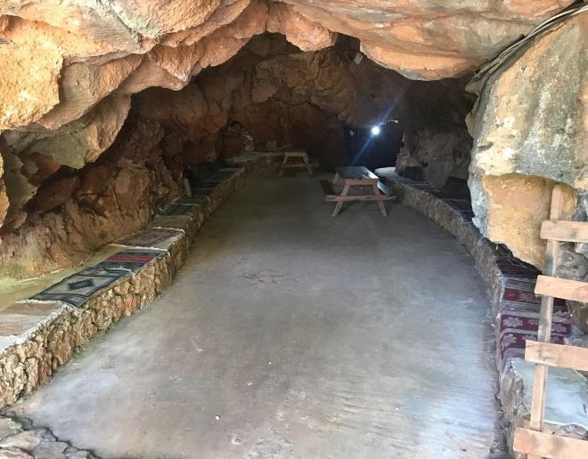 Giriş Salonunda mağara duvarına bitişik sedir bulunmaktadır. Ortada ziyaretçilerin kullanımı amaçlı masa yer almaktadır. Mağaranın bu bölümü beşeri müdahalenin en fazla olduğu kısımdır.