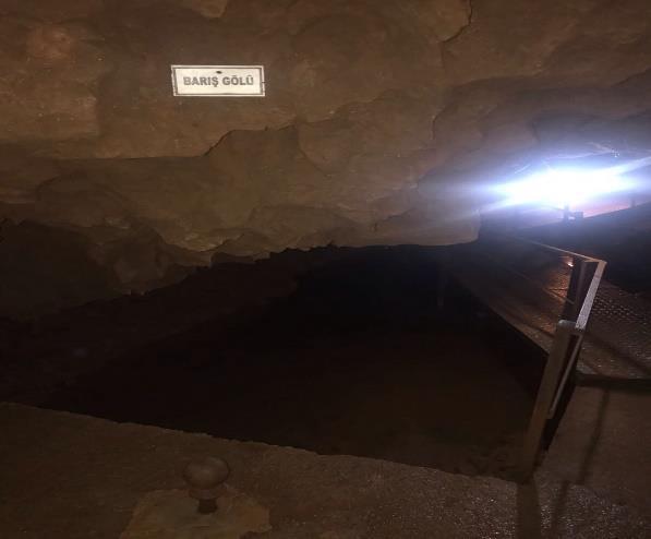 Burada mağara tavanından 120 cm yükseklikten düşen kaynak suyu bir şelale oluşturmaktadır.