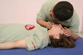 C) Solunumun Değerlendirilmesi-1 İlk yardımcı, başını kazazedenin göğsüne bakacak şekilde yan çevirerek yanağını onun ağzına yaklaştırır.