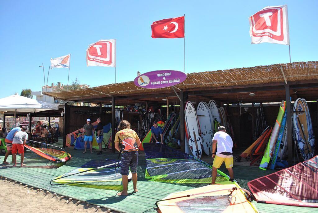 YENİFOÇA WINDSURF VE YELKEN SPOR KULÜBÜ 2011 Yılında kurulan Kulübün halen lisanslı 50 sporcusu olup, ulusal ve uluslararası