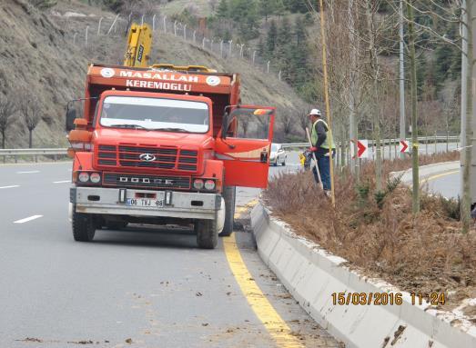 araçların uyarılması amacıyla bir işaretçi görevlendirilmediği;