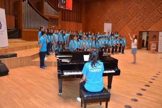 2014 Yılında Amerika'nın Washingthon DC eyaletinde gerçekleştirilen 5th World Children's Festival'da performans sergileyen Turkuaz korosu, bu sene ise Temmuz ayında Çin in Tianjin kentinde