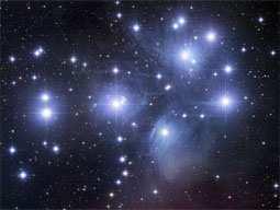 Küçük "V"yi oluşturan Aldebaran dışındaki yıldızlar Hyades olarak bilinen grubun üyeleridirler. Bu kümede 200'e yakın yıldız bulunur ve bizden uzaklıkları 130 IY kadardır.