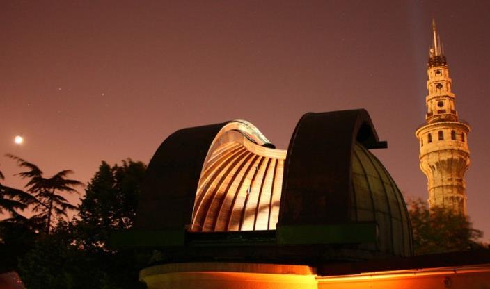 Fotoğraf; Korhan Yelkenci Şekil 1. İstanbul Üniversitesi Astronomi ve Uzay Bilimleri Bölümü ve Gözlemevinde bir gözlem gecesi.