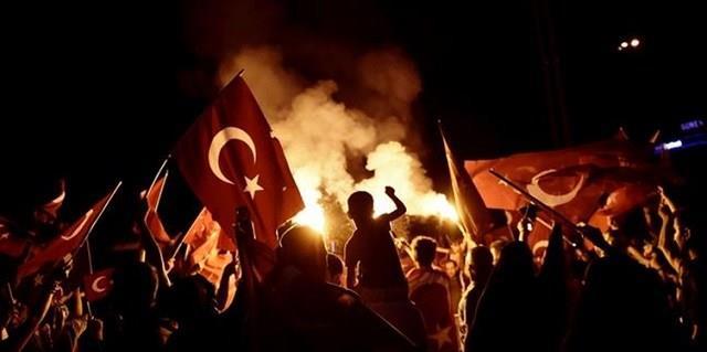 15 Temmuz darbe girişiminde sokağa dökülen Türk halkı. Foto: CNN Türk Dünya bir dönemin sonuna gelmiştir ve ABD hükümeti, artık bir seçim yapmak zorundadır.