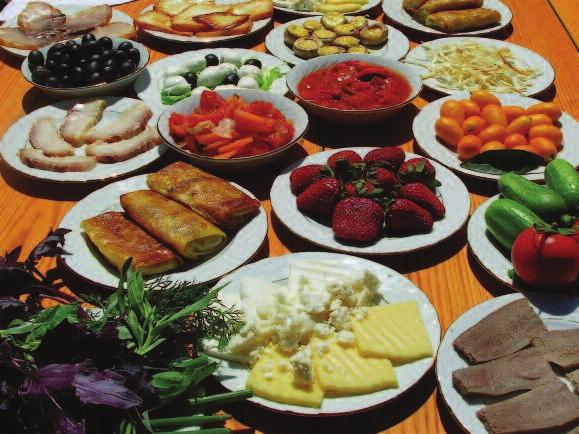 360 derece dönen restoranda nefis Azeri yemeklerinin tadına bakıyorum. Bir yandan Hazar Denizi ne tepeden kadeh kaldırıyorum. Azeri mutfağı, Avrupa ve Ortadoğu mutfaklarından etkilenmiş.