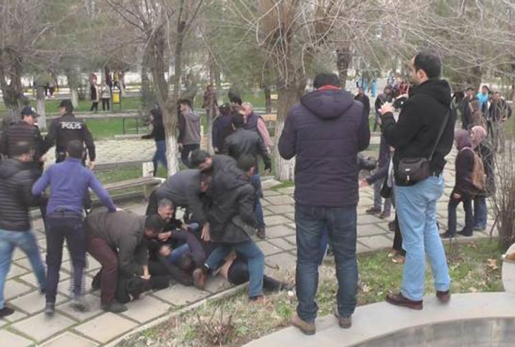 Artvin Ağır Ceza Mahkemesi nde görülen iki ayrı davada Aksu nun herhangi bir örgüt ismi geçmeyen paylaşımı ve Vayiç in 2016 Diyarbakır Newroz unda Reuters tarafından çekilmiş fotoğrafları paylaşması