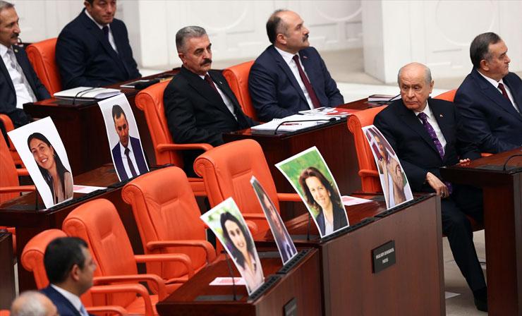 Onur Hamzaoğlu, Ezilenlerin Sosyalist Partisi (ESP) Genel Başkan Vekili Fadime Çelebi ve HDP Parti Meclisi üyesi Celalettin Can ın da olduğu 18 kişi örgüt üyeliği suçlamasıyla tutuklandı.